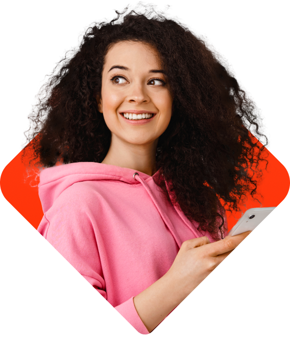 Mulher sorrindo usando celular